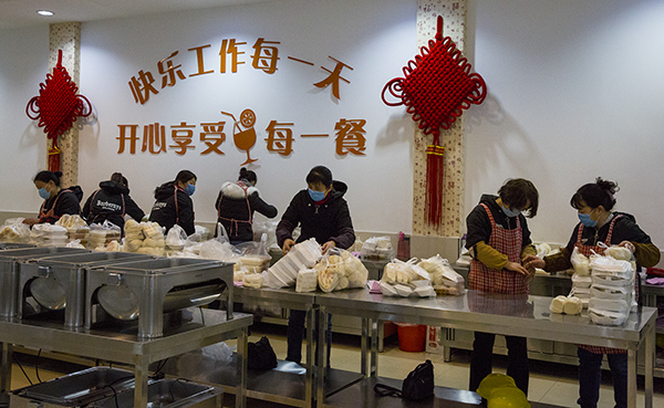08  將每個崗位的飯菜都精心核對分裝好，以免出錯.jpg