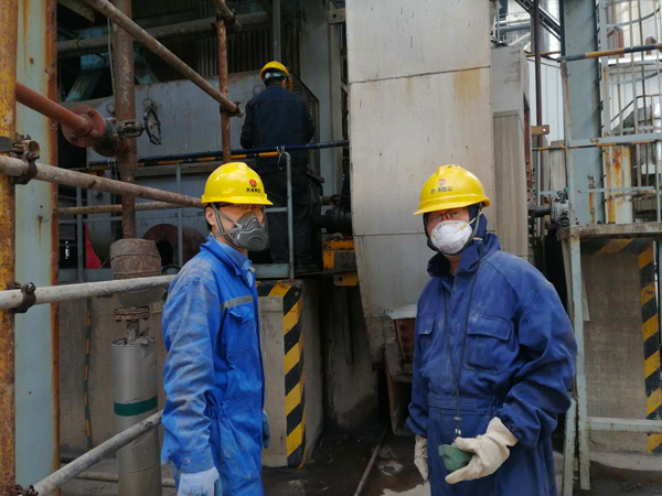 剛才3號(hào)爐膛出來的動(dòng)力車間設(shè)備技術(shù)員魏曉明、機(jī)械修造部技術(shù)員王明科.jpg