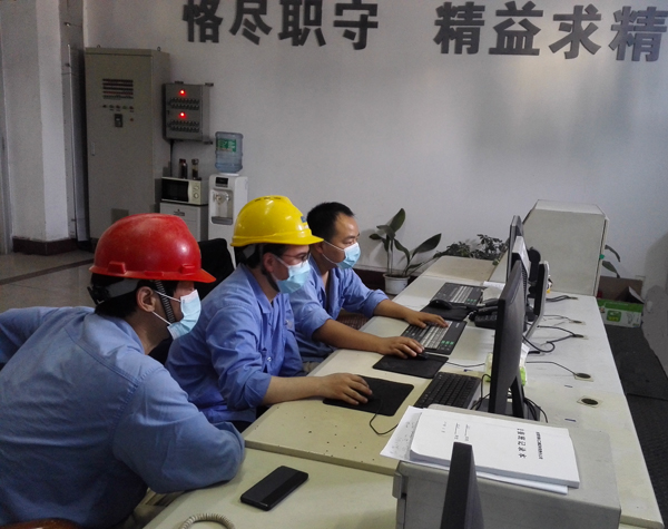 車間值班主任技術員全程監(jiān)督3號鍋爐停車 (2).jpg