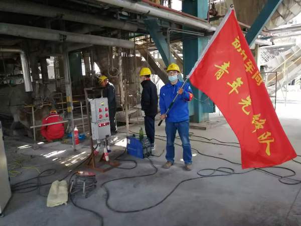 動(dòng)力車(chē)間大修剛開(kāi)始時(shí)，在3號(hào)爐零米，青工從車(chē)間領(lǐng)回青年先鋒隊(duì)隊(duì)旗（魏高強(qiáng)攝[1].jpg