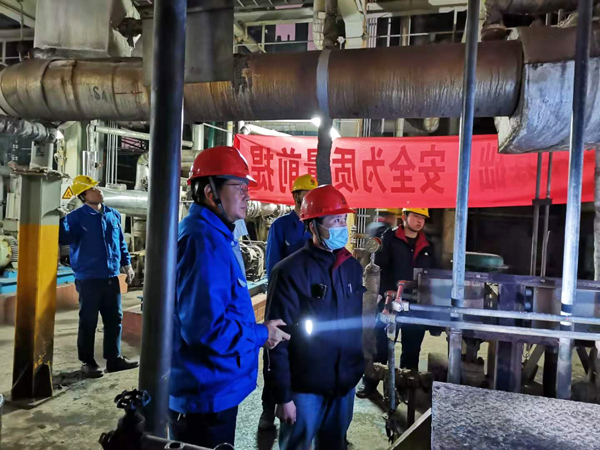 車間工藝、設(shè)備副主任到現(xiàn)場指導倒泵操作00（孟力攝.jpg