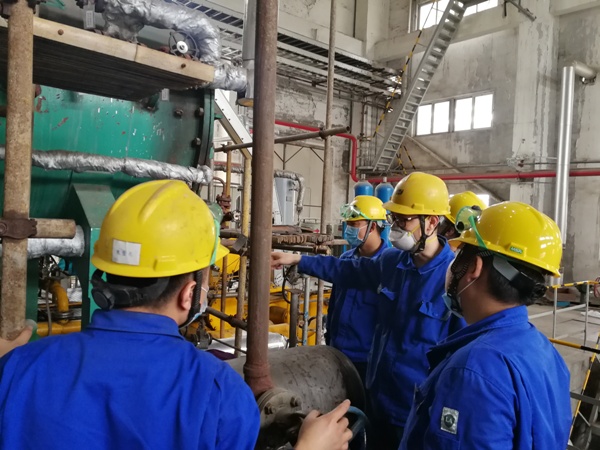 2020年初工藝技術(shù)員畢加佳現(xiàn)場對(duì)青工培訓(xùn)（孟力攝[1].jpg