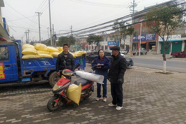 2月10日，尿素銷售人員在武功縣貞元鎮(zhèn)農(nóng)資店門口與農(nóng)戶交流。(副圖）.jpg