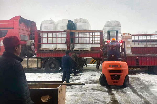 2月12日，物資采供部彬州分部在大雪中卸車，保障物資供應(yīng)(副圖）.jpg