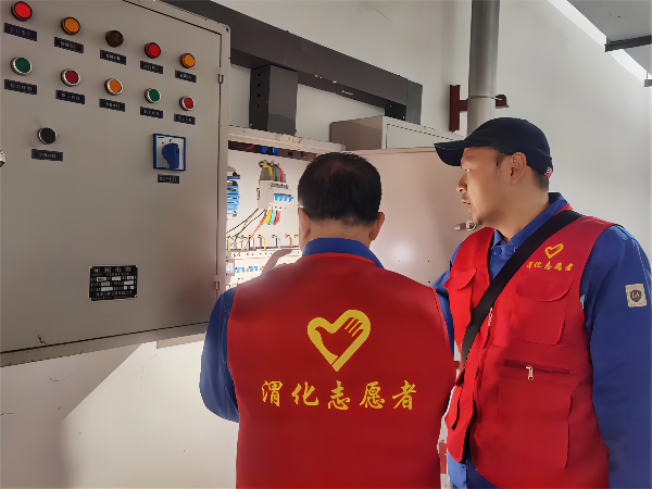 3月2日學(xué)雷鋒活動(dòng)現(xiàn)場(chǎng)，黨員喬磊和王益對(duì)現(xiàn)場(chǎng)配電箱進(jìn)行隱患排查(1).png