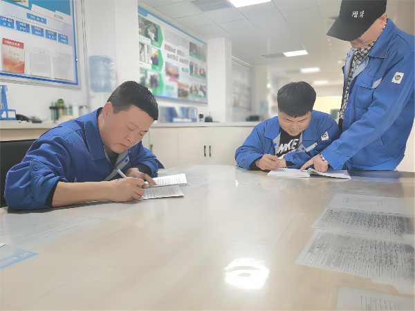 3月9日，化工一班班長王冬冬為徒弟制定學習計劃，主操李軍強為徒弟王浩男答疑(1).png