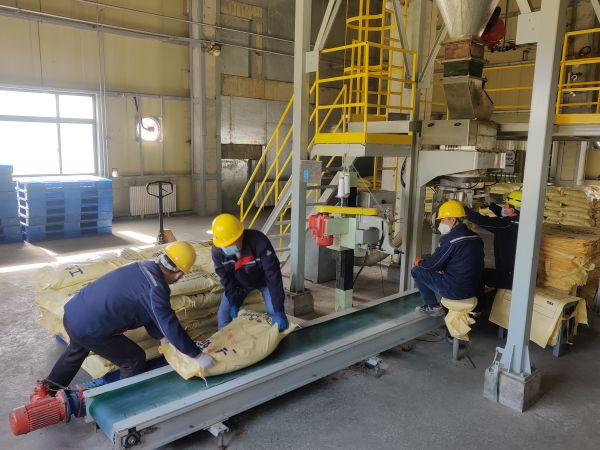 3.14日，制氣車間廣泛開展勞動(dòng)競(jìng)賽，硫磺造粒工作圖.jpg