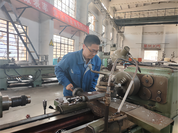 車工贠航海認真操作車床準(zhǔn)備大修備件(1).png