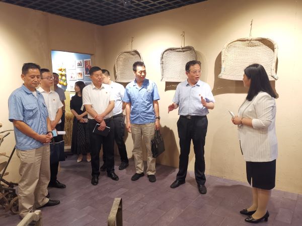 渭化集團黨委副書記、董事、工會主席馮曉宏在五星村調研鄉(xiāng)村振興工作，參觀村史館3.jpg