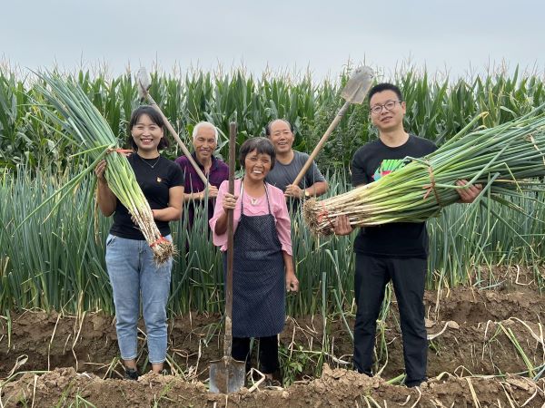 推廣宣傳五星大蔥，聯(lián)系渭化集團捐贈大型設備，通過樹立典型，輻射帶動群眾增收致富。.jpg