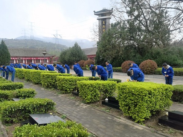 4月3日，全體黨員在烈士園碑區(qū)祭掃陵園、默哀深思.jpg