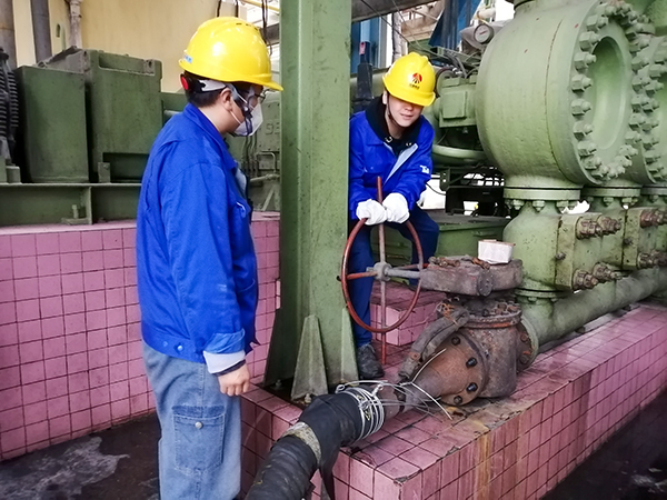 4月4日，合成三班作業(yè)人員通過軟管開始從二號(hào)大槽排放煤漿，并回收至一號(hào)大槽.jpg