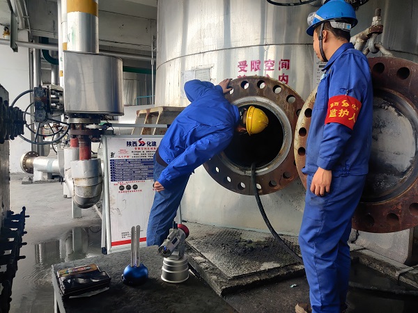 4月8日，氣化爐爐內(nèi)進(jìn)人檢修畫面。.jpg