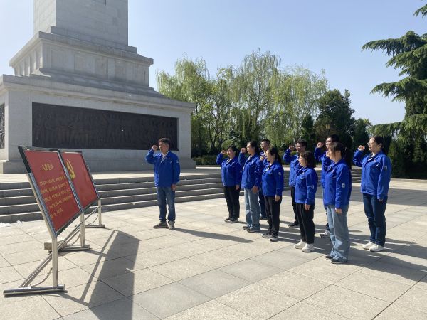 圖三：在革命烈士紀(jì)念碑前，全體黨員重溫入黨誓詞.jpg