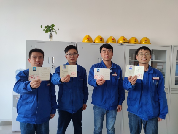 分析化驗室在線儀表班席輝，張超等人獲得環(huán)境保護設施技能證書.jpg