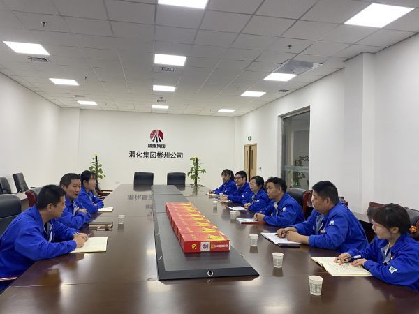 4月18日，制氣車間黨支部與質(zhì)量監(jiān)督檢驗部黨支部在彬州公司會議室，開展對標交流活動，支部書記就提升支部黨建標準化建設(shè)交流經(jīng)驗畫面。.jpg