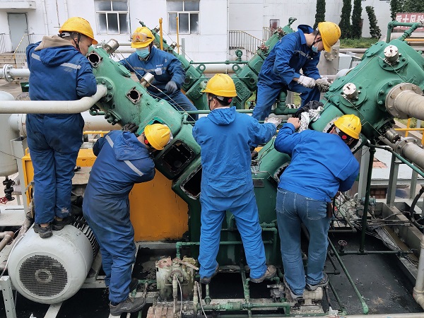 4月28日16時(shí)，檢修人員檢修二號(hào)小冰機(jī).jpg