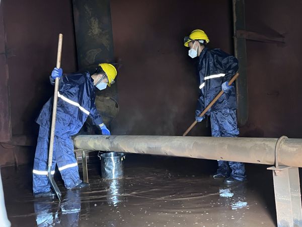將熱水槽底部污水鏟倒廢桶中，用廢桶搬運(yùn)出去.jpg