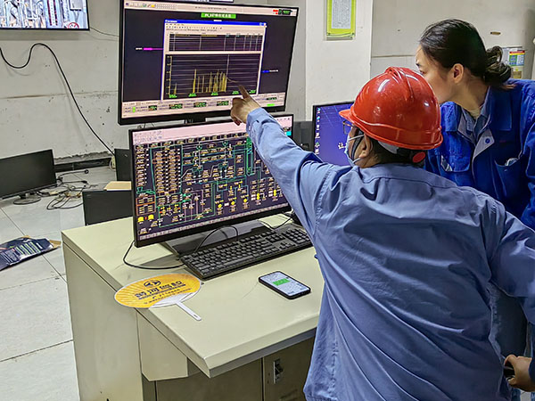 5月13日，動(dòng)力車間三期鍋爐控制室，DCS改造工藝、儀表、電氣等部門聯(lián)合調(diào)試期間，車間副主任焦志波詢問(wèn)DCS改造畫面.jpg