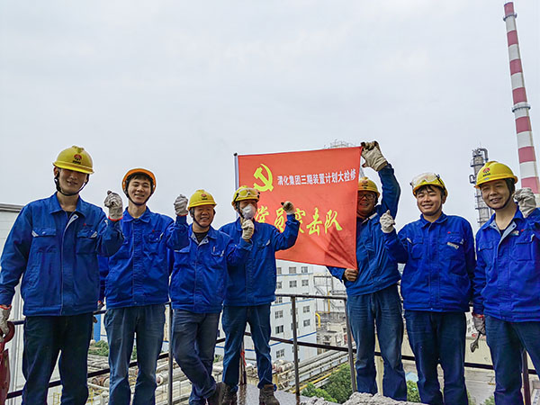 5月11日，動(dòng)力車間三期工藝除氧器更換填料，黨員突擊隊(duì)隊(duì)員在除氧器平臺(tái)合影.jpg