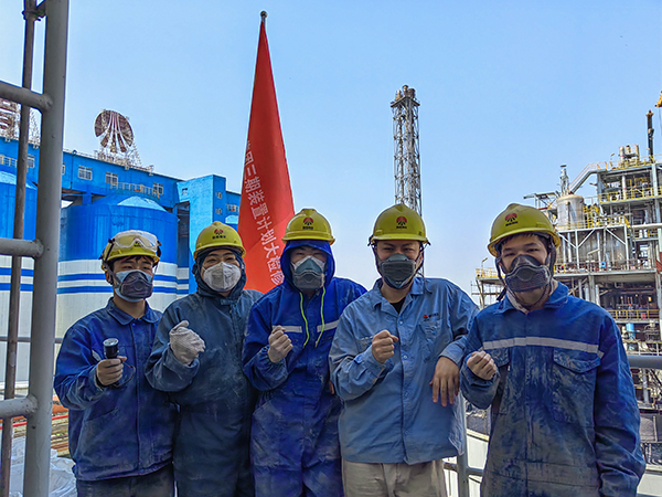 5月12日，動(dòng)力車間三期脫硫塔灰斗平臺(tái)，青年先鋒隊(duì)清理脫硫塔灰斗內(nèi)積灰，在休息時(shí)合影.jpg