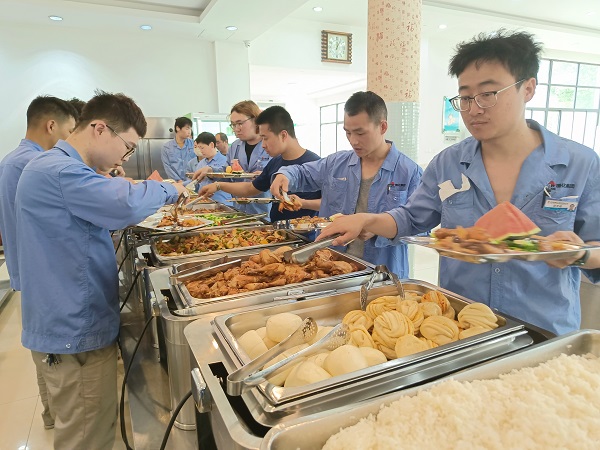 5月15日，檢修人在食堂用餐.jpg