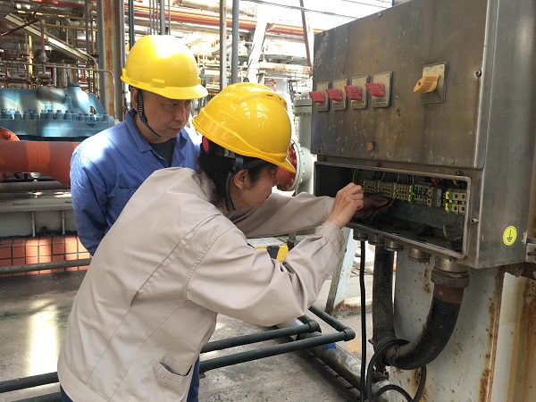 三期大檢修期間，臨時(shí)用電保障小組在現(xiàn)場(chǎng)為施工單位接電焊機(jī).jpg