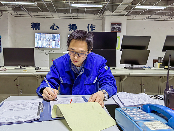 5月15日19點(diǎn)，動(dòng)力車間三期控制室，技術(shù)員畢加佳給加班檢修的5號(hào)鍋爐更換空預(yù)器辦理檢修票.jpg