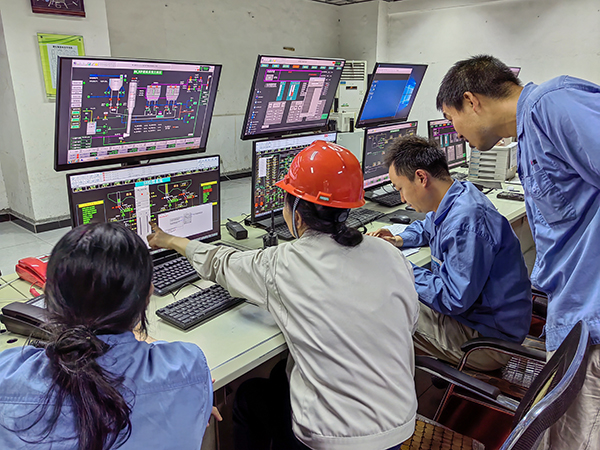 5月13日，動(dòng)力車間三期控制室，DCS調(diào)試將一、二期氨水制備工程師站遷移至三期.jpg