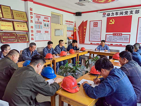 5月16日。動力車間會議室，安全員焦路秦正在給外協(xié)檢修人員培訓(xùn).jpg