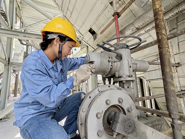 5月21日，動力車間三期脫硫引風(fēng)機(jī)，李蕾正在檢查擋板開關(guān)情況.jpg