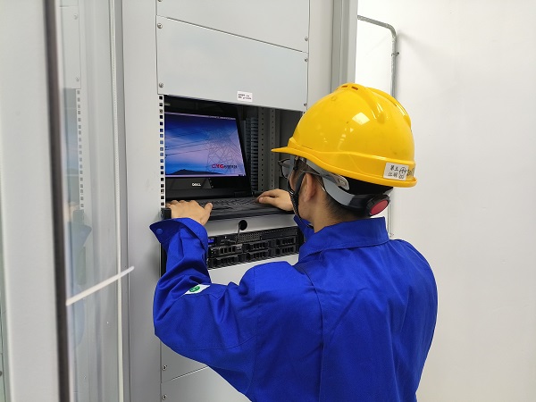 5月25日，計(jì)控電儀分部運(yùn)行員工在檢查微機(jī)五防操作系統(tǒng)是否流暢。.jpg