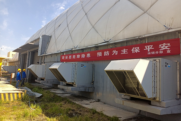 6月7日，運(yùn)銷(xiāo)分部，張海波、曹侃、李智民等人員，在氣膜棚排查隱患運(yùn)銷(xiāo)分部 伍思盈 攝.jpg