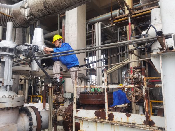 氣化爐上，柳曦、徐騰飛冒雨調(diào)試氣化爐電動閥.jpg