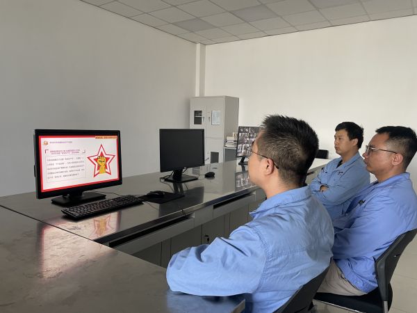 電氣運(yùn)行二班成員組織觀看化工企業(yè)安全生產(chǎn)事故方面的視頻。.jpg