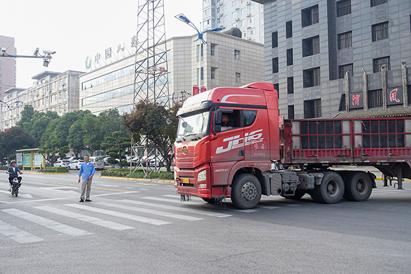 2023年5月市場運銷部指揮疏導(dǎo)拉貨車輛進(jìn)廠小.jpg
