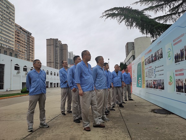 7月3日下午，尿素車間在公司辦公樓前黨員職工參觀公司主題展板2.jpg