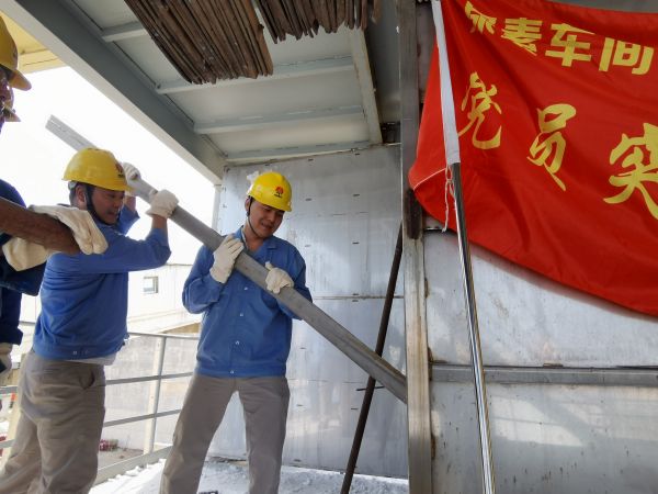 5月初，尿素車間技術(shù)員殷聯(lián)剛清理粒子冷卻器.jpg