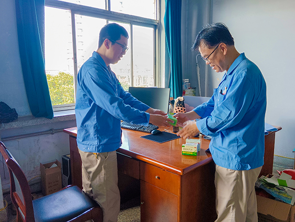 7月3日，計(jì)控電儀部安全員黃建容為各班段站發(fā)放防暑降溫用品.jpg