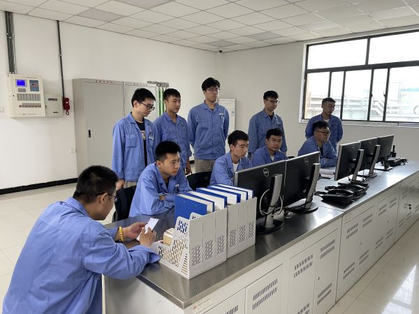 開展班前會議，強調降本增效需要從身邊的小事做起。.jpg