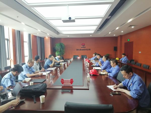 8月17日，省環(huán)保廳一行到公司開展環(huán)保檢查，彬州公司副總經(jīng)理、生產(chǎn)部部長(zhǎng)張安平，彬州公司安環(huán)部部長(zhǎng)秦敏建等相關(guān)單位主要負(fù)責(zé)人參加迎接，此圖為檢查組在三樓行政會(huì)議室檢查交流.jpg