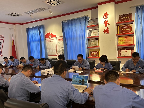 支部書(shū)記王琨在黨小組會(huì)議上通報(bào)上級(jí)單位的警示案例.jpg