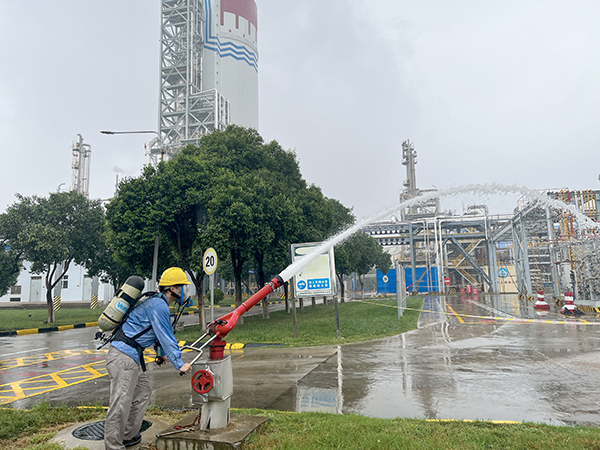 9月19日9：11現(xiàn)場人員張國濤開啟消防水炮以及水幕噴淋裝置，對現(xiàn)場進行稀釋.jpg