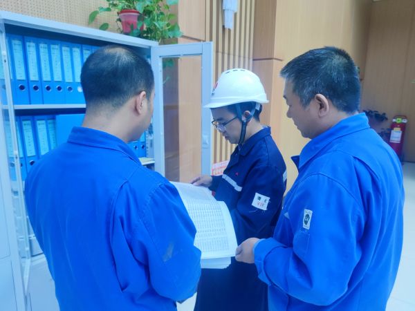 9月27日，交叉檢查組查看崗位人員安全操作規(guī)程.jpg
