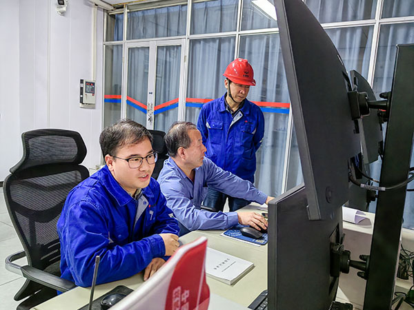 9日上午，動力車間主任姜軍虎和技術(shù)員陳健在三期中控室指導(dǎo)5號鍋爐停爐作業(yè).jpg