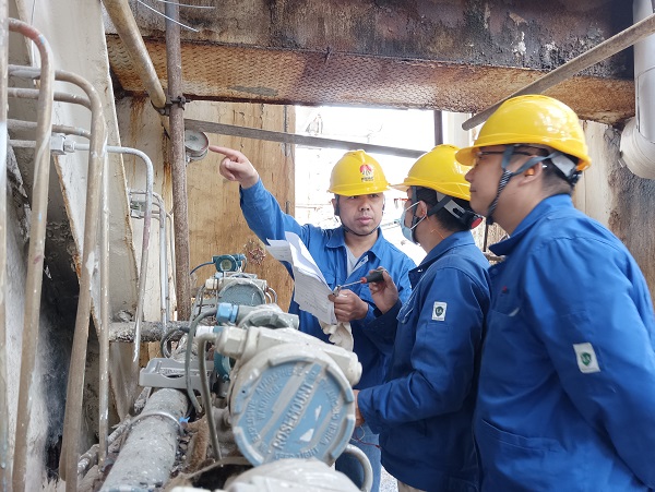 10月13日，一期空分現(xiàn)場，空分尿素工段人員在檢查更換儀表，核對儀表參數(shù).jpg