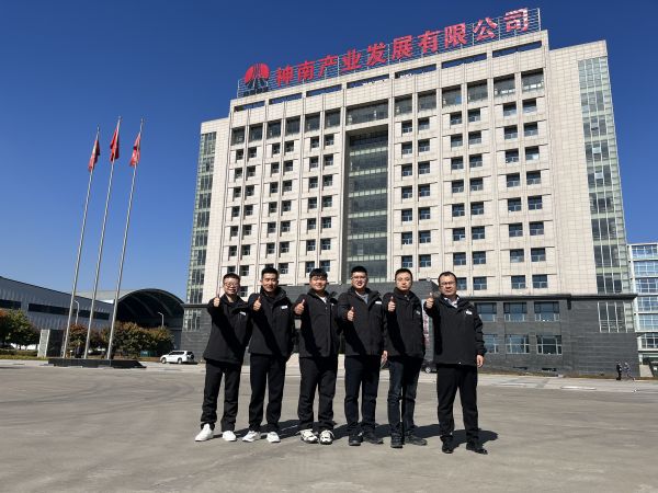 2023年10月14日，參加陜煤集團(tuán)第二十屆班組長(zhǎng)綜合素質(zhì)提升班，渭化集團(tuán)公司班組長(zhǎng)代表在神南學(xué)院辦公樓前合影留念.jpg