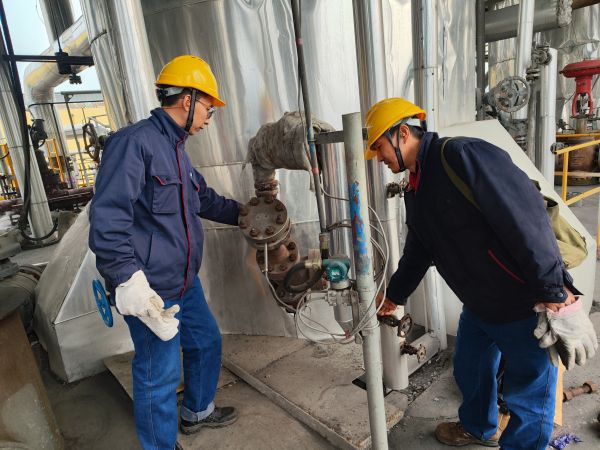 11月15日，計(jì)控電儀部李勝忠和胡含朗正在檢查氣化爐流量變送器的伴熱保溫情況.jpg