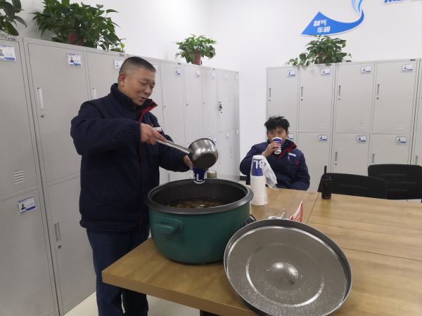 圖1 12月8日，剛忙完工作的職工杜仲毅喝著冰糖雪梨水。肖歡 攝.jpg