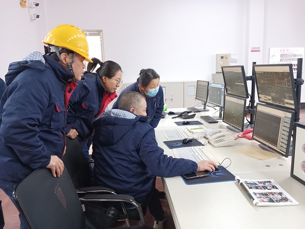 12月15日，計(jì)控電儀部主任工程師馬曉華，空分尿素工段段長郭凱等人在一期檢查處理空壓機(jī)導(dǎo)葉閥故障.jpg